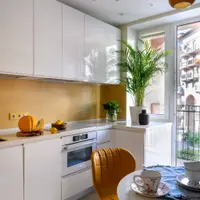 Amenajarea unui apartament de 2 camere in tonuri vibrante pentru o familie cu 3 membri