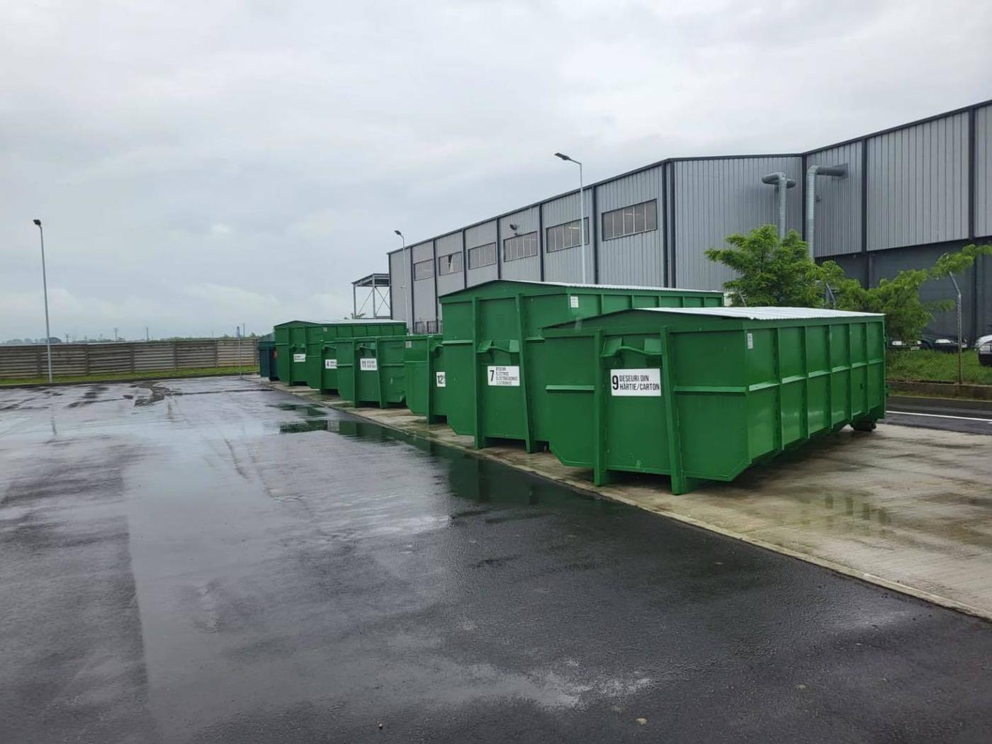 Ilie Bolojan anunţă că primele patru platforme de deşeuri vor fi deschise în iunie / 32 de platforme, până la finalul anului / Nu ar mai trebui să vedem mobilier şi geamuri vechi pe lângă containere