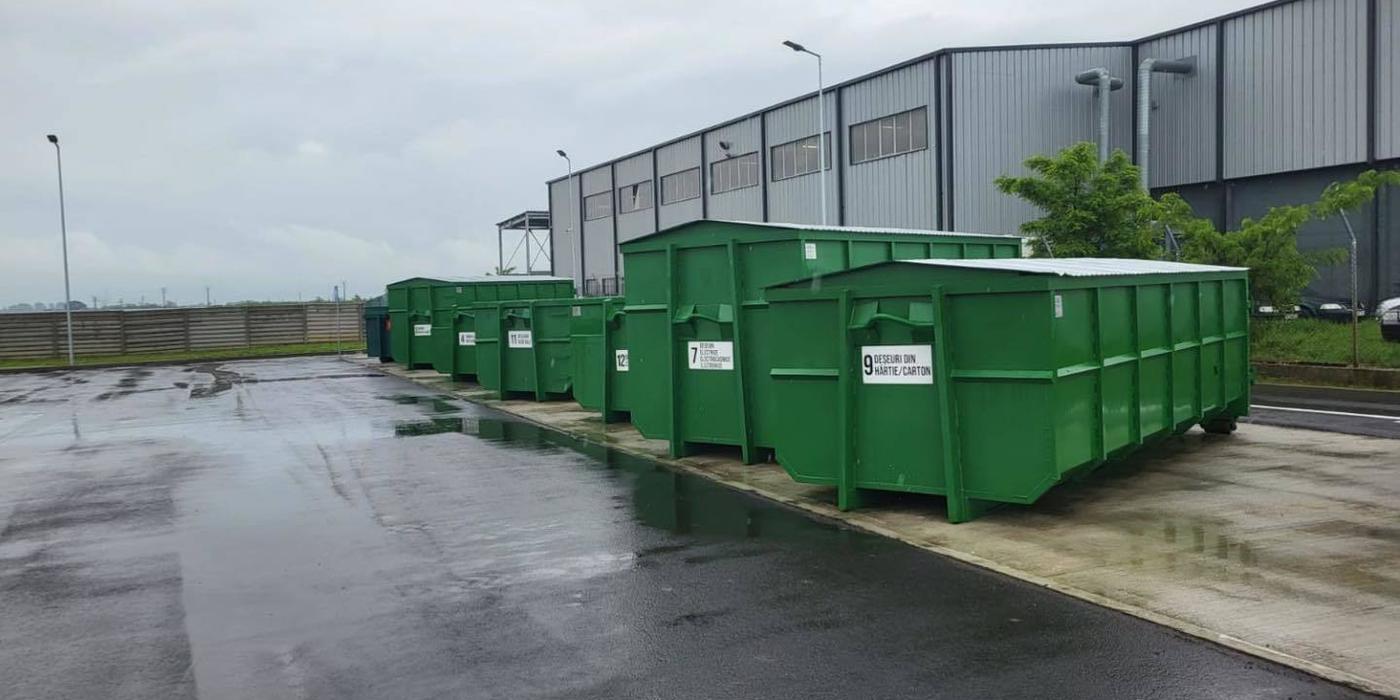 Ilie Bolojan anunţă că primele patru platforme de deşeuri vor fi deschise în iunie / 32 de platforme, până la finalul anului / Nu ar mai trebui să vedem mobilier şi geamuri vechi pe lângă containere