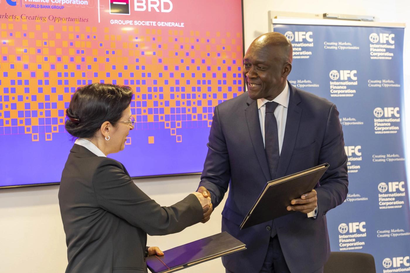 BRD Groupe Société Générale şi IFC au încheiat o tranzacţie de referinţă de transfer sintetic al riscurilor semnificative. IFC va furniza o garanţie de risc pentru un portofoliu BRD de până la 700 de milioane de euro