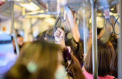 O treime dintre români își doresc ca angajatorul să le subvenționeze transportul