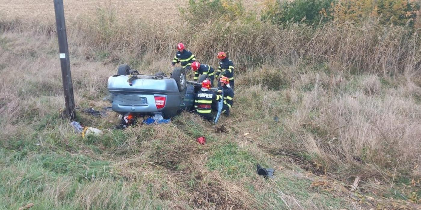 O mașină s-a răsturnat joi după-amiază la ieșire din localitatea Apahida