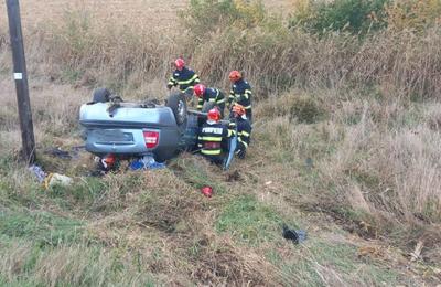 O mașină s-a răsturnat joi după-amiază la ieșire din localitatea Apahida