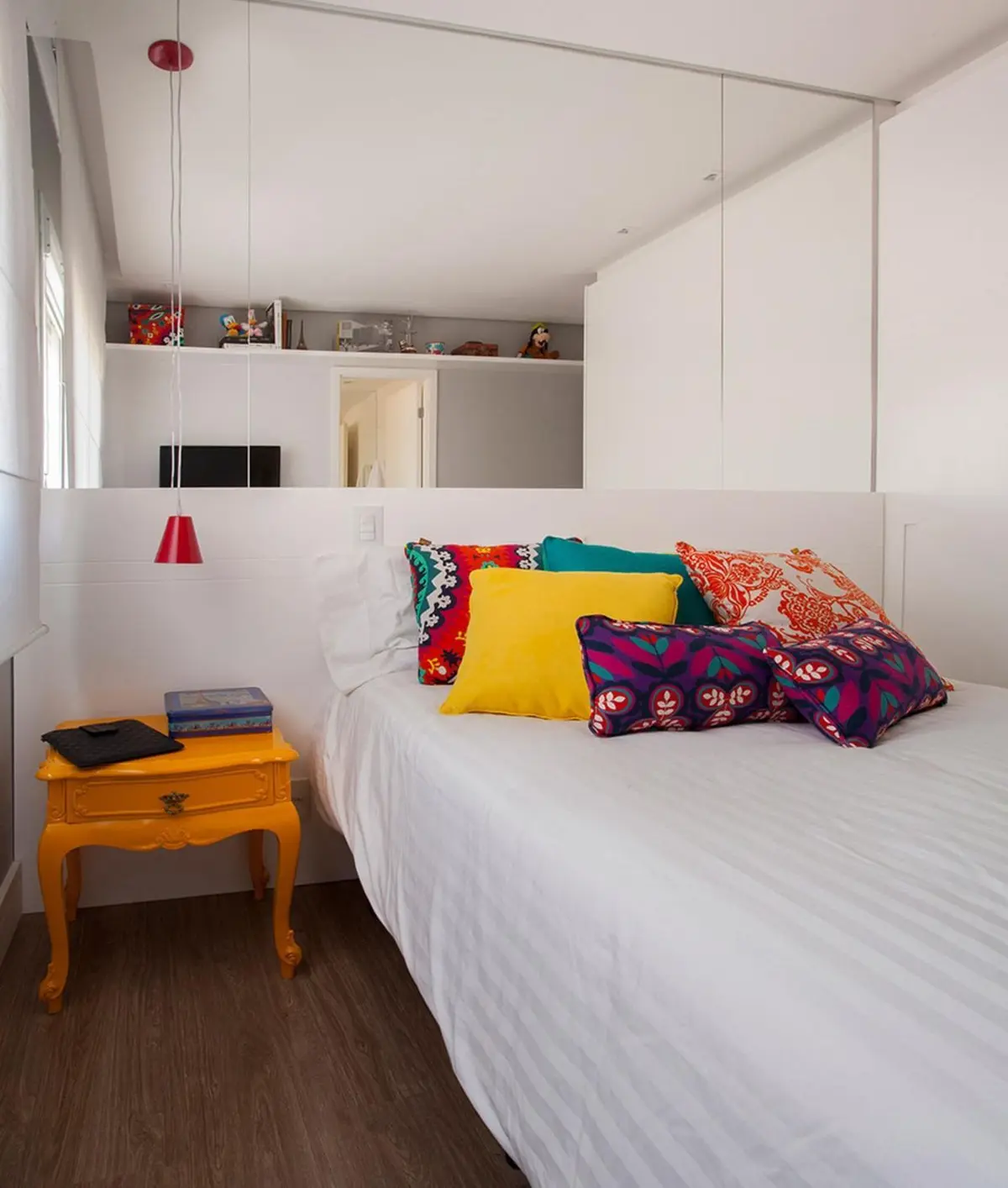 Un dormitor mic, dar colorat pentru vise frumoase