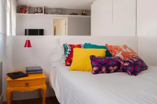 Un dormitor mic, dar colorat pentru vise frumoase