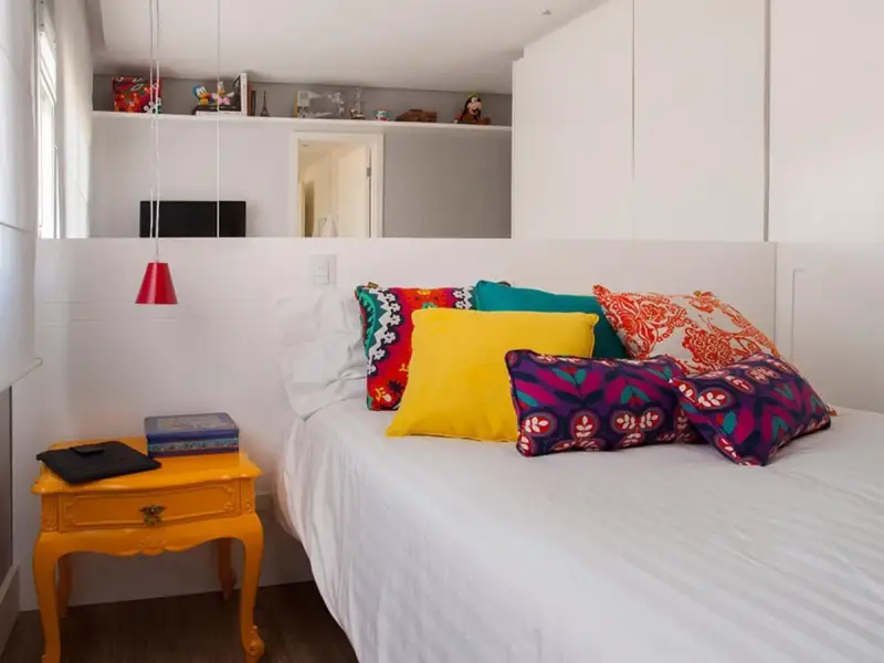 Un dormitor mic, dar colorat pentru vise frumoase