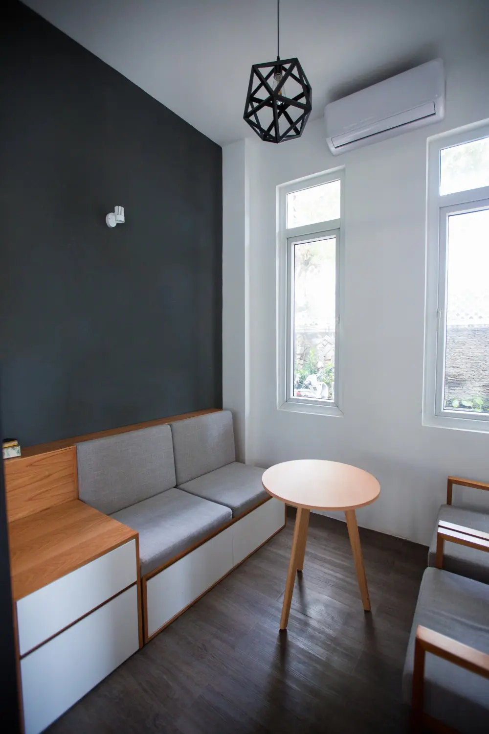 Cum să transformi un apartament mic într-un spațiu aerisit și luminos: trucuri de design și optimizare