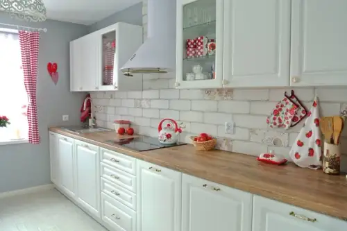 O amenajare de bucatarie in stil rustic-modern