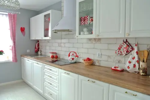 O amenajare de bucatarie in stil rustic-modern