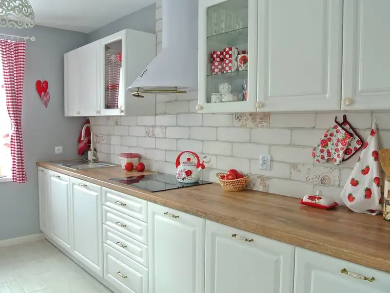 O amenajare de bucatarie in stil rustic-modern