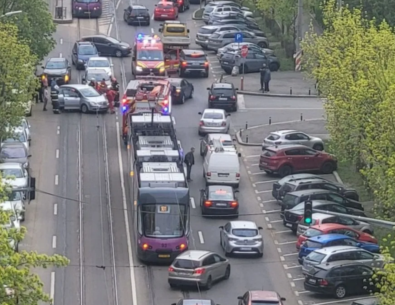 Accident în Cluj-Napoca: Două femei și o fetiță, transportate la spital după o coliziune în intersecția Plopilor - Șesulu