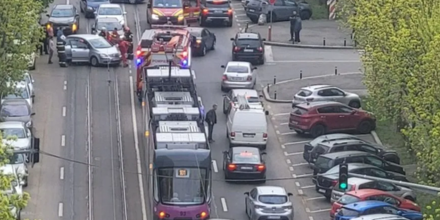 Accident în Cluj-Napoca: Două femei și o fetiță, transportate la spital după o coliziune în intersecția Plopilor - Șesulu