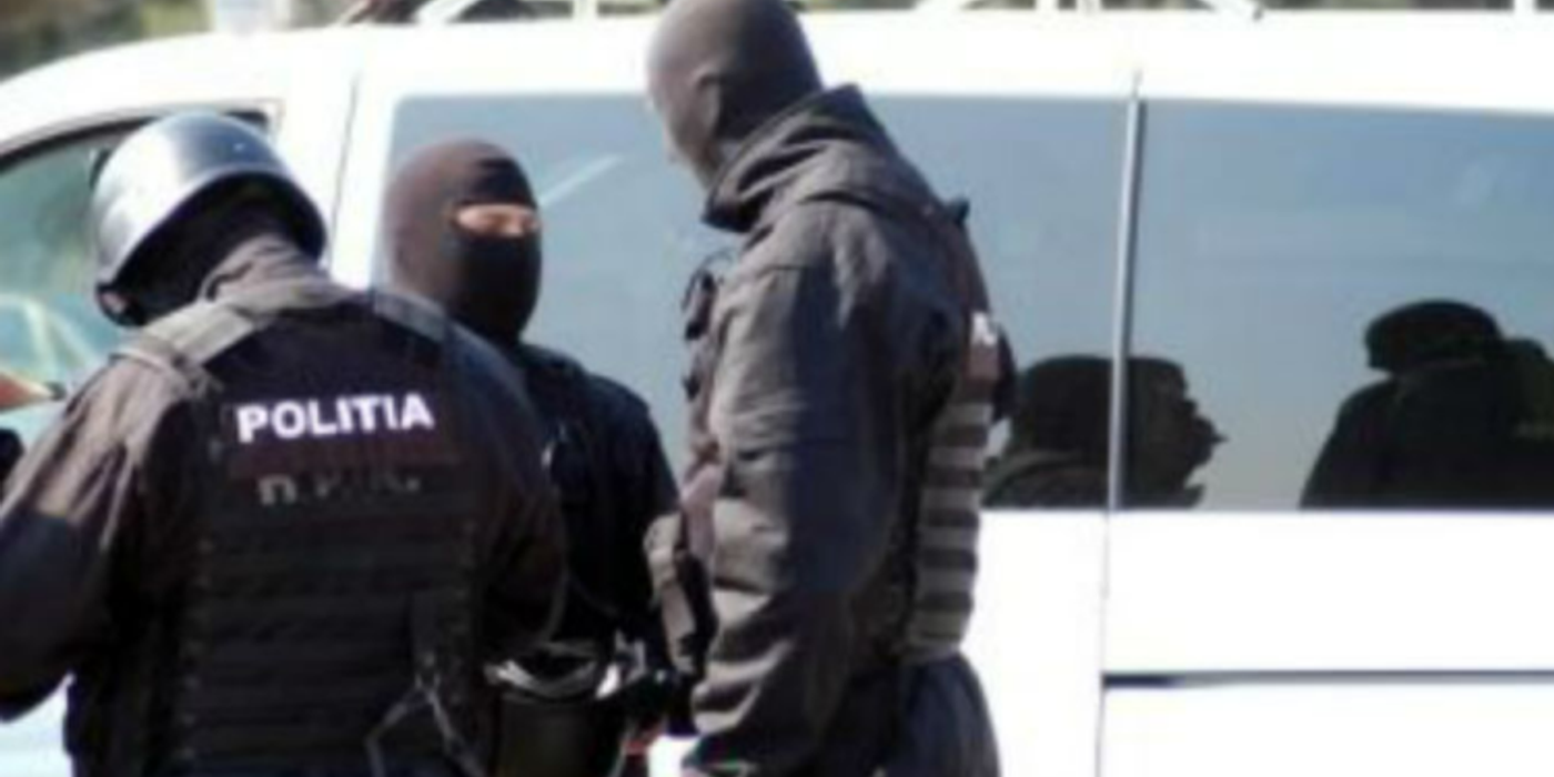 Peste 300 de percheziții pentru trafic ilegal de arme și muniții la Cluj și în restul țării