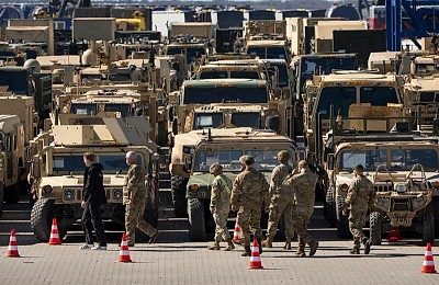 Dacă se decide „pacea lui Trump” în Ucraina, ce va face Europa cu atâtea arme și pregătiri de luptă?