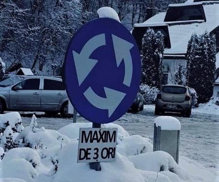Într-un sens giratoriu din județul Sibiu, mașina se poate învârti de cel trei ori