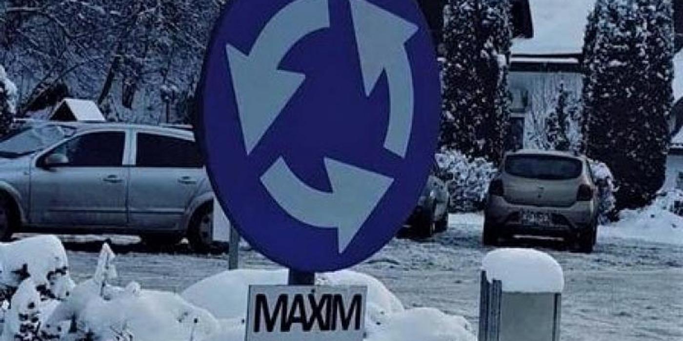 Într-un sens giratoriu din județul Sibiu, mașina se poate învârti de cel trei ori