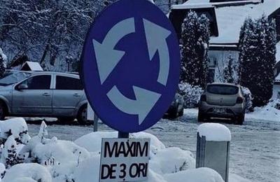 Într-un sens giratoriu din județul Sibiu, mașina se poate învârti de cel trei ori