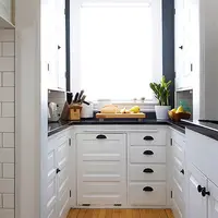 O bucatarie mica renovata intr-un stil modern-vintage