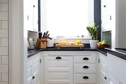 O bucatarie mica renovata intr-un stil modern-vintage