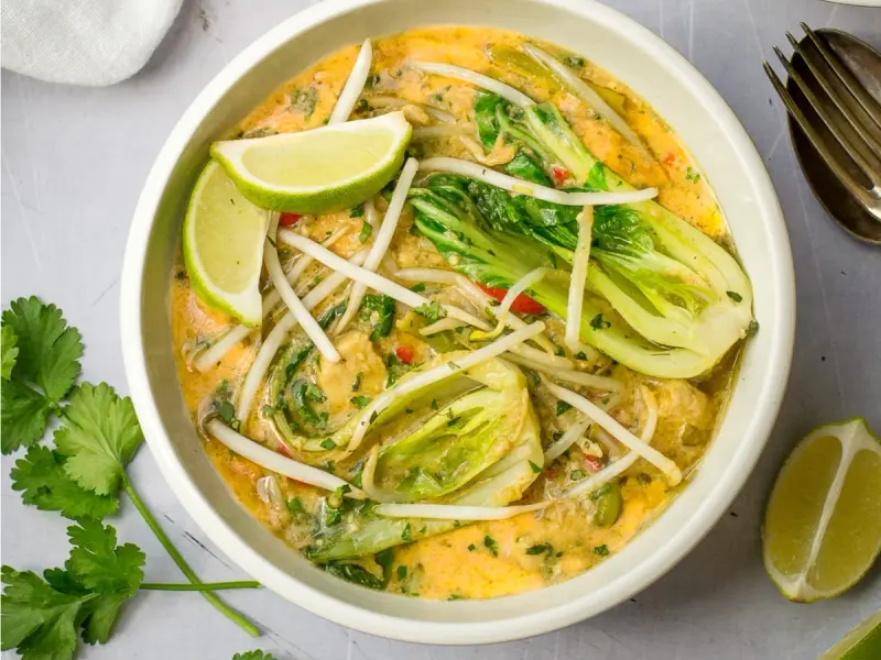 Thai Green Curry cu Quorn (vegan): cină rapidă, aromată, gata în 20 de minute