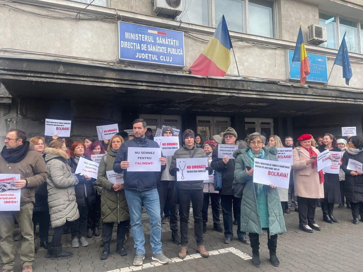 Medicii de familie și din ambulatoriile de specialitate din Cluj-Napoca continuă să protesteze în fața CAS