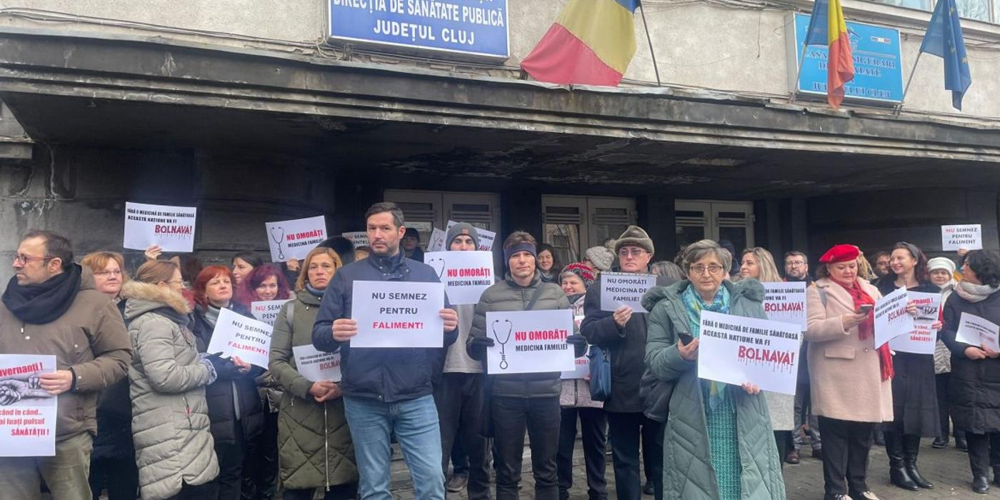 Medicii de familie și din ambulatoriile de specialitate din Cluj-Napoca continuă să protesteze în fața CAS