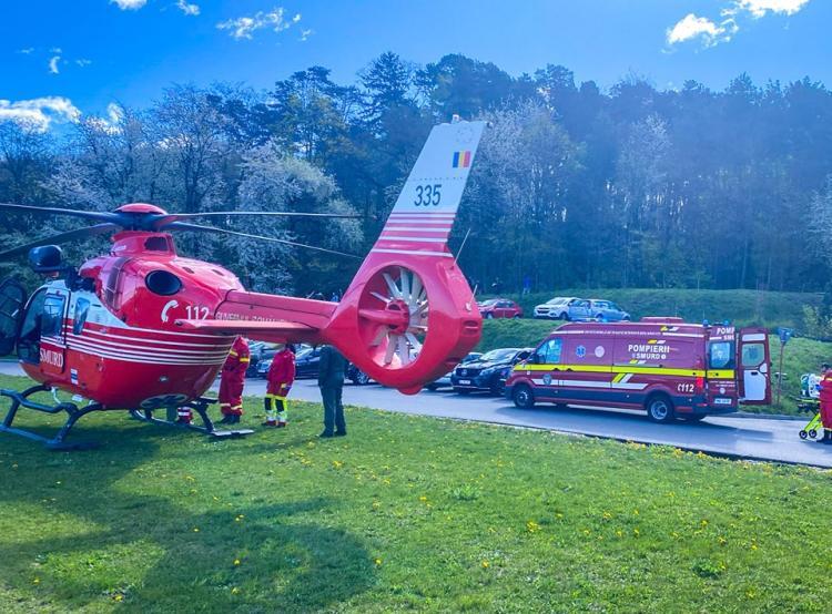 Un bebeluș în vârstă de doar 8 ore, în stare critică, a fost transportat miercuri de la Bistrița la Cluj cu un elicopter SMURD