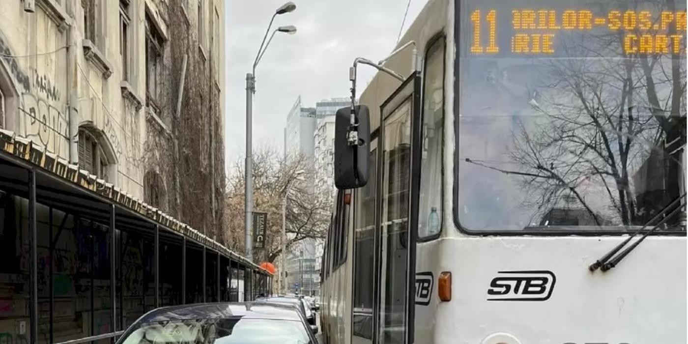 Tramvai blocat de o mașină parcată aiurea în București