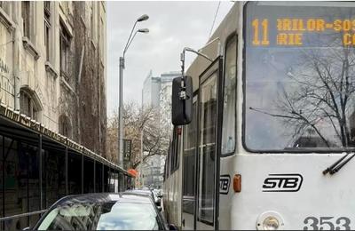Tramvai blocat de o mașină parcată aiurea în București
