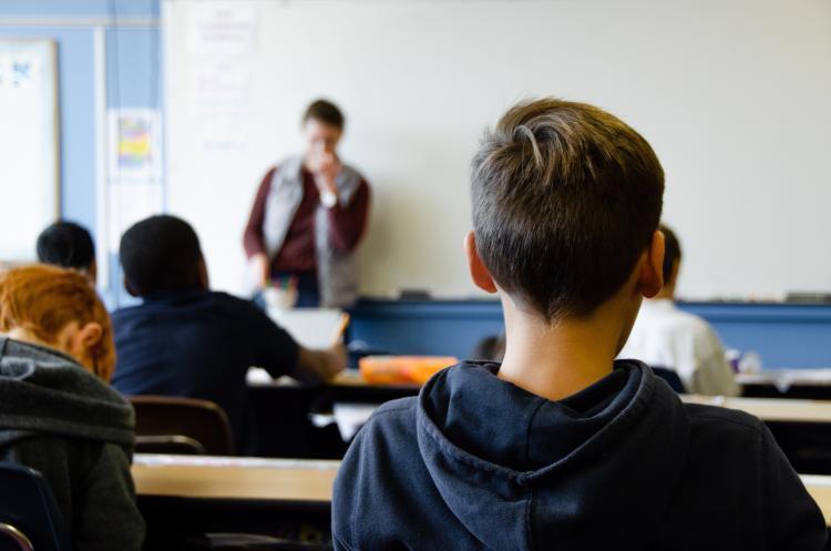 Situație ciudată la un colegiu din Ardeal: Un elev da în judecată școala din cauza camerelor de supraveghere montate în clasă