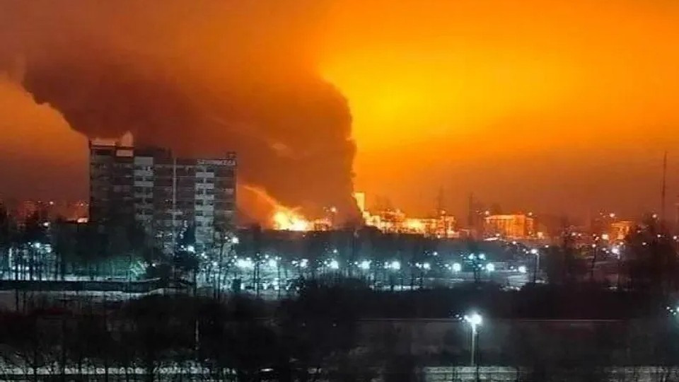 Rusia, zguduită de explozii după un atac cu drone. Flăcări la o fabrică din Leningrad