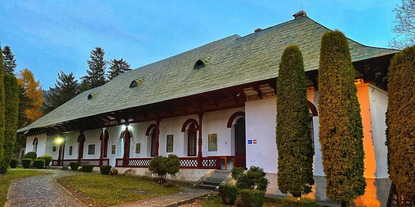 În incinta Mănăstirii Sinaia se află Muzeul al cărui prag l-au trecut toți Regii și Reginele României