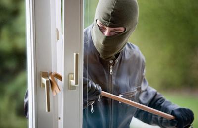 Spargere la pont în Cluj Napoca. Doi tineri au furat o mică avere dintr-o vilă