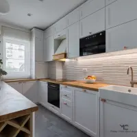 Amenajare apartament de trei camere mult lemn si accente puternice de culoare