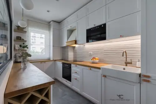 Amenajare apartament de trei camere mult lemn si accente puternice de culoare