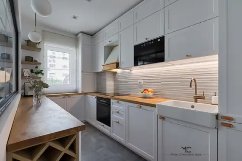 Amenajare apartament de trei camere mult lemn si accente puternice de culoare