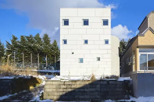 Casa in forma de cutie – o infuzie surprinzatoare de alb si lemn