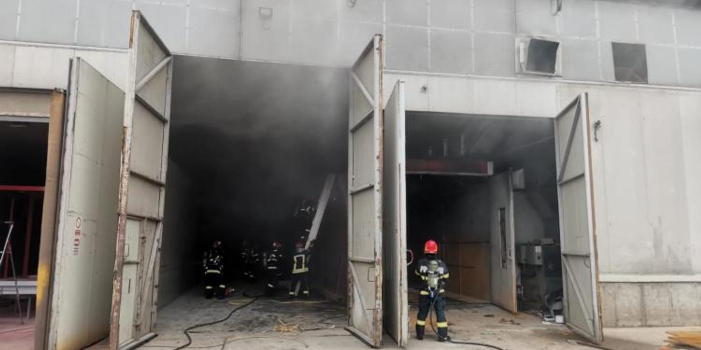 Un incendiu a izbucnit în această dimineață într-un service auto de pe strada Beiușului din municipiul Cluj-Napoca