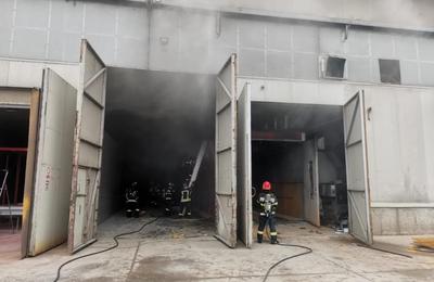 Un incendiu a izbucnit în această dimineață într-un service auto de pe strada Beiușului din municipiul Cluj-Napoca