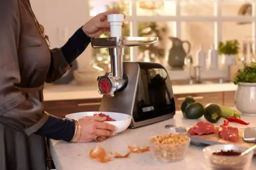 Masina de tocat carne, un ajutor de nadejde in bucatarie