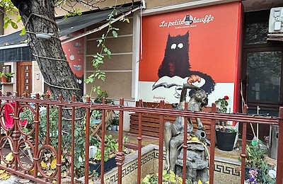 O combinație de cafenea, librărie și patiserie, care merită explorată dacă ești în căutarea unui moment relaxat cu aromă de toamnă