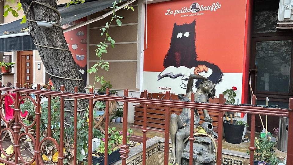 O combinație de cafenea, librărie și patiserie, care merită explorată dacă ești în căutarea unui moment relaxat cu aromă de toamnă