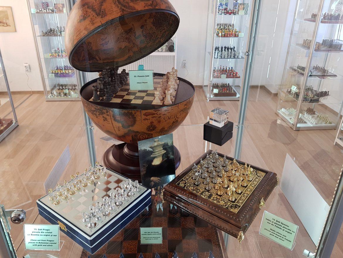 BCU Cluj-Napoca a prelungit durata expoziției ”Ocolul Pământului în 150+ șahuri” până pe 20 mai