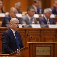 Ziua în care Guvernul își asumă majorările de taxe și înghețarea pensiilor și salariilor. Cum arată matematica voturilor din Parlament