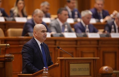 Ziua în care Guvernul își asumă majorările de taxe și înghețarea pensiilor și salariilor. Cum arată matematica voturilor din Parlament