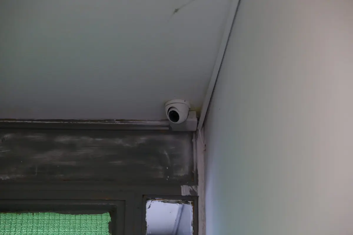 Soluții pentru îmbunătățirea siguranței în bloc: Camere de supraveghere și interfoane moderne