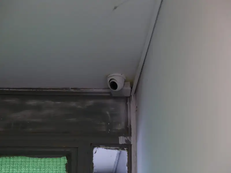 Soluții pentru îmbunătățirea siguranței în bloc: Camere de supraveghere și interfoane moderne