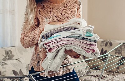 Cum scăpăm de mirosul de stătut de pe haine: soluții simple și eficiente