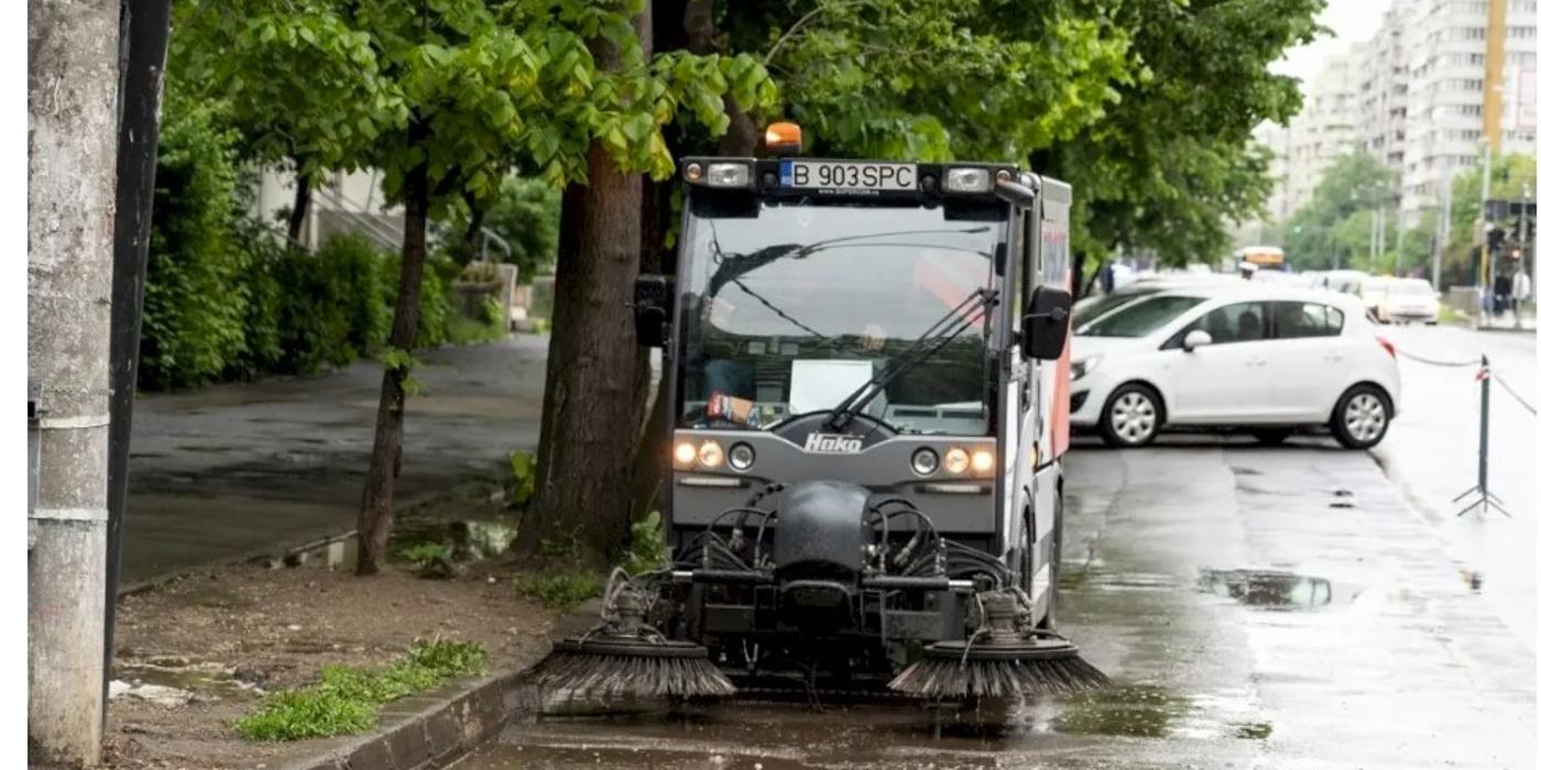 Continuă curățenia pe Șoseaua Pantelimon. Astăzi, echipele de salubrizare intervin pe sensul de mers către Piața Obor