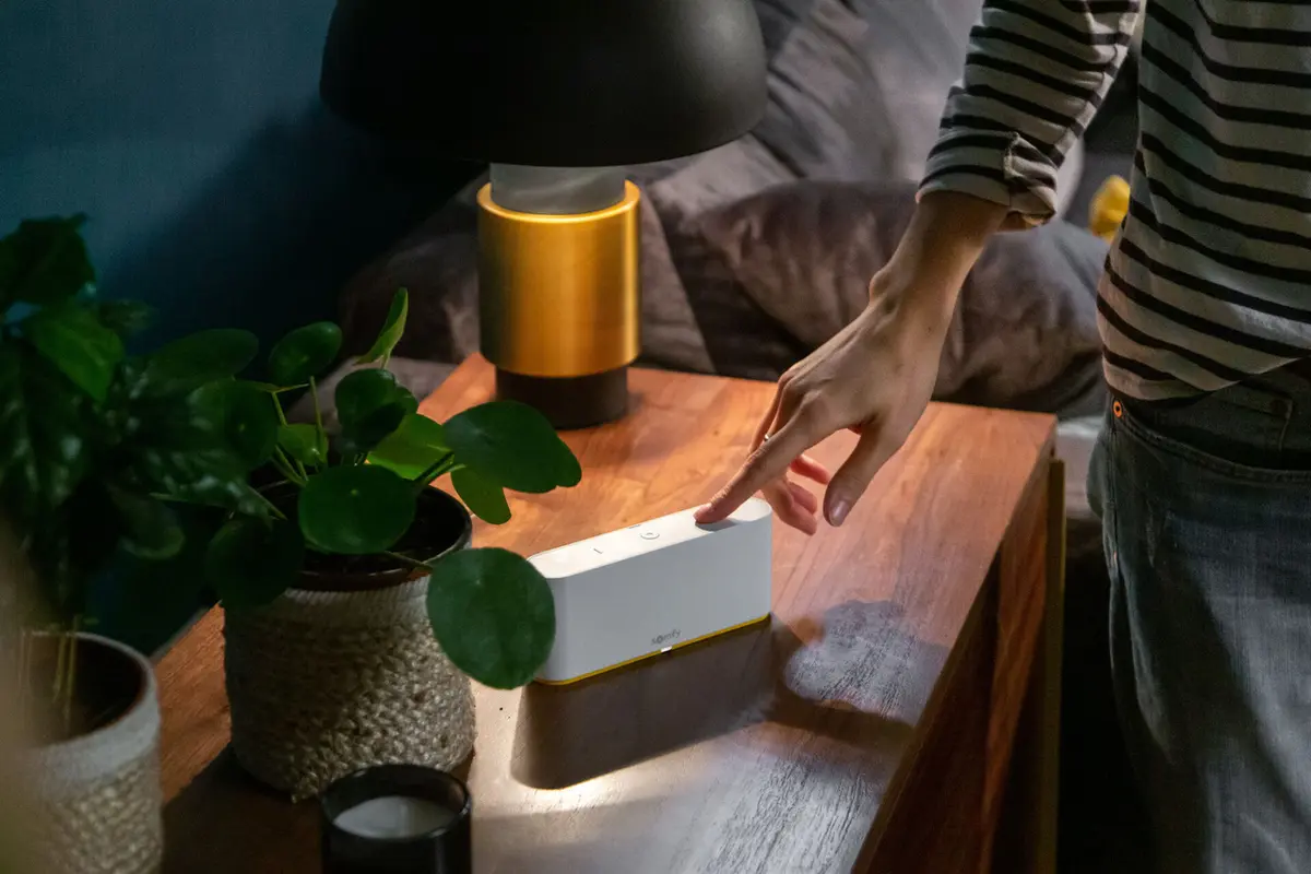 Primul control inteligent care centralizează și controlează întreaga locuință cu o simplă atingere